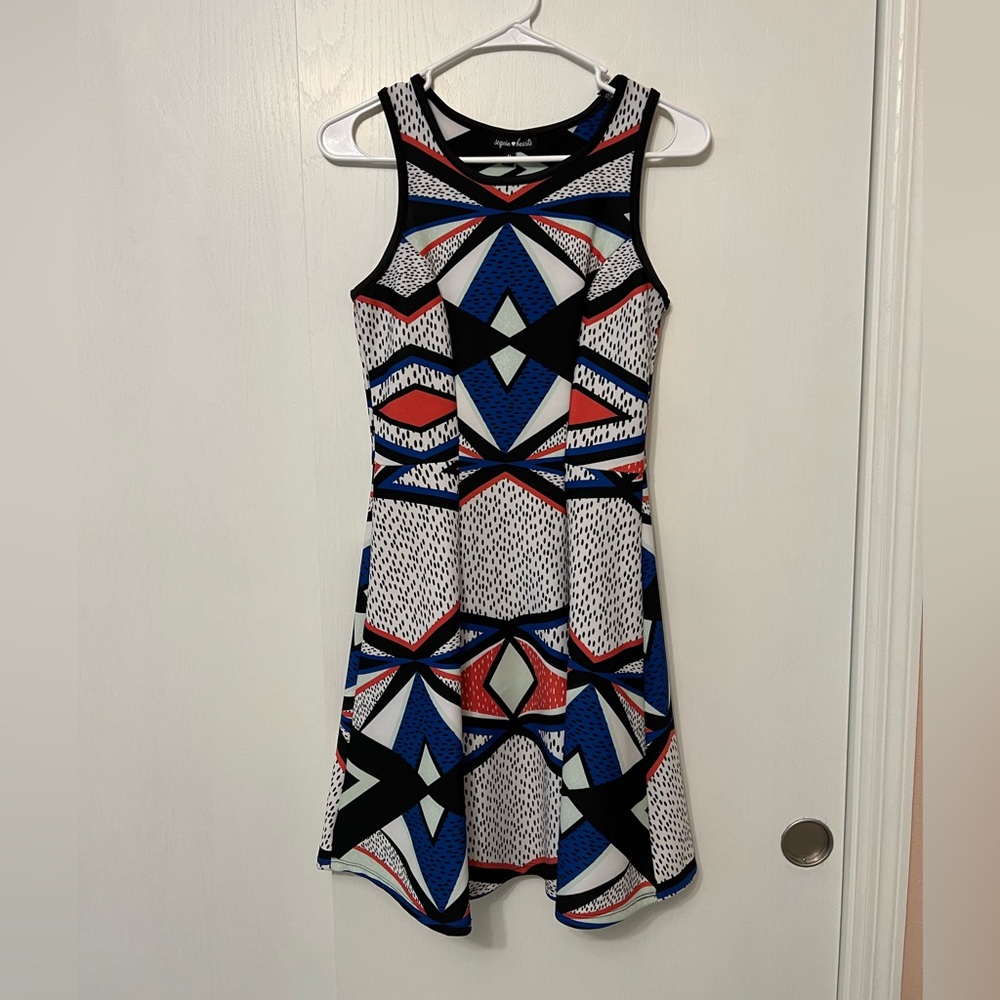 Junior’s semi-formal geometric dress with keyhole back